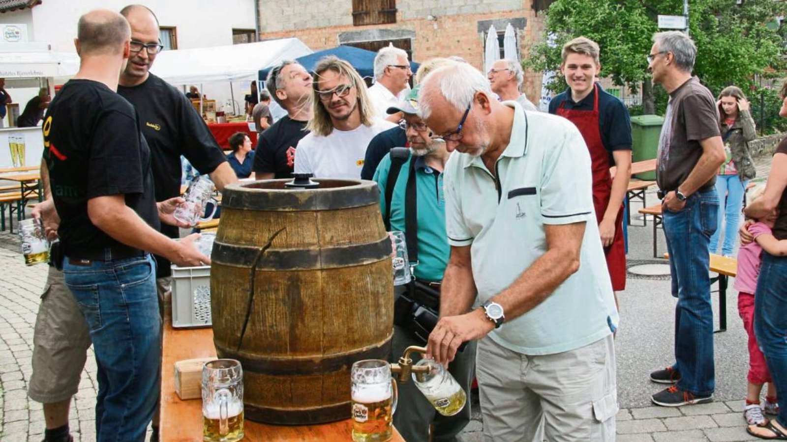 Her mit den Gläsern: Nach dem Fassanstich gibt es Freibier für die Gäste. Fotos: Rostek Her mit den Gläsern: Nach dem Fassanstich gibt es Freibier für die Gäste. Fotos: Rostek
