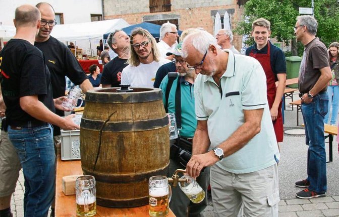 Her mit den Gläsern: Nach dem Fassanstich gibt es Freibier für die Gäste. Fotos: Rostek