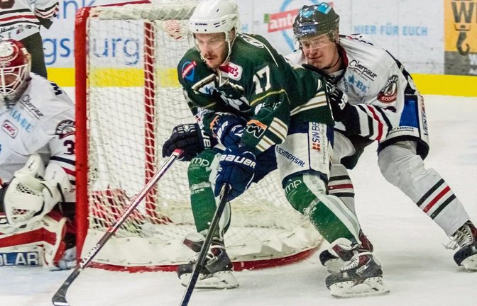 Robin Just (Bietigheim Steelers) setzt gegen den Landshuter Elia Ostwald zum Bauerntrick an. Foto: Simecek