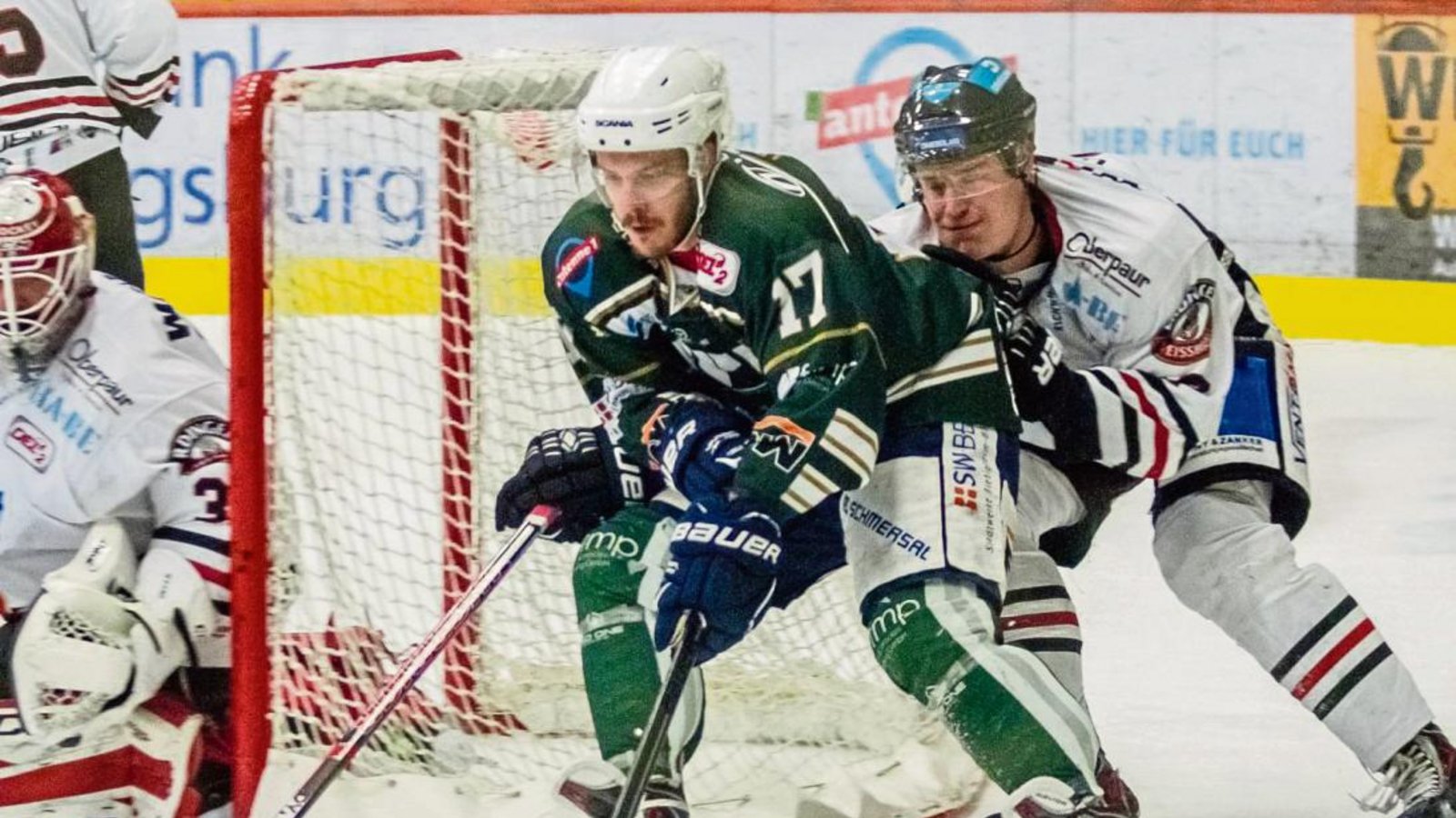 Robin Just (Bietigheim Steelers) setzt gegen den Landshuter Elia Ostwald zum Bauerntrick an. Foto: Simecek Robin Just (Bietigheim Steelers) setzt gegen den Landshuter Elia Ostwald zum Bauerntrick an. Foto: Simecek