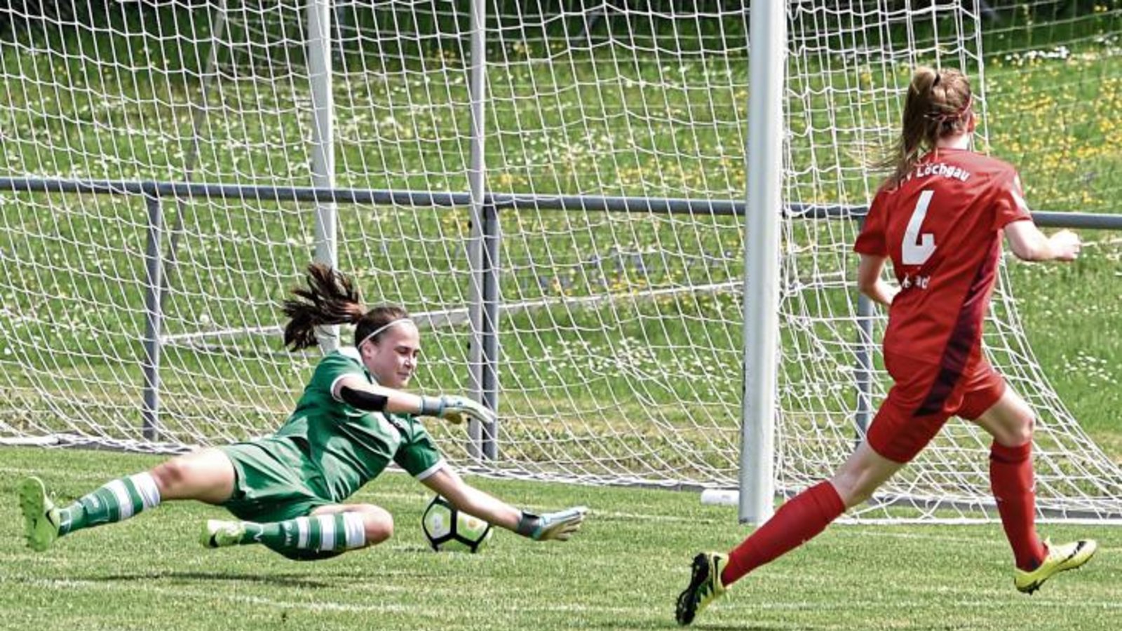 Katja Milbradt (rechts) lässt Sarah Reißner im Tor des TSV Schwaben Augsburg keine Chance. Das 1:0 war aber nur einer von insgesamt vier Treffern der Löchgauer Mittelstürmerin. Foto: Leitner Katja Milbradt (rechts) lässt Sarah Reißner im Tor des TSV Schwaben Augsburg keine Chance. Das 1:0 war aber nur einer von insgesamt vier Treffern der Löchgauer Mittelstürmerin. Foto: Leitner