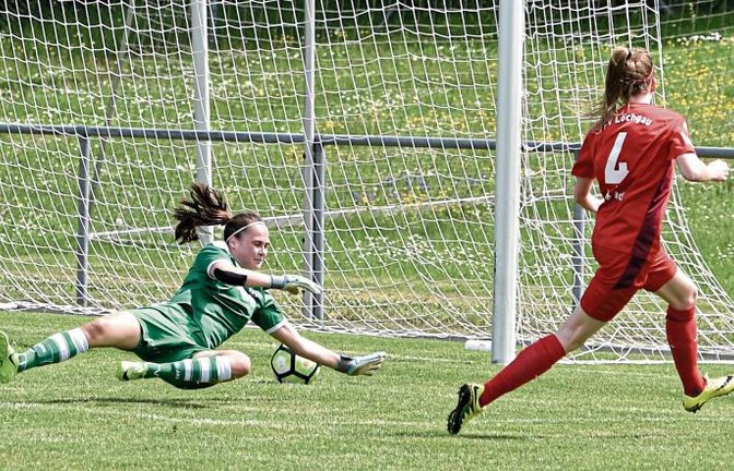 Katja Milbradt (rechts) lässt Sarah Reißner im Tor des TSV Schwaben Augsburg keine Chance. Das 1:0 war aber nur einer von insgesamt vier Treffern der Löchgauer Mittelstürmerin.  Foto: Leitner
