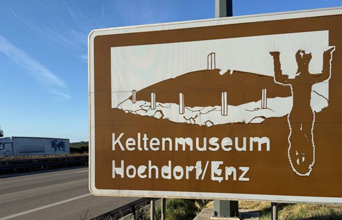 Die Schrift bröckelt und nach Angaben der Autobahn GmbH ist auch die Standfestigkeit der Hinweisschilder gefährdet. <span class='image-autor'>Foto: Willing</span>