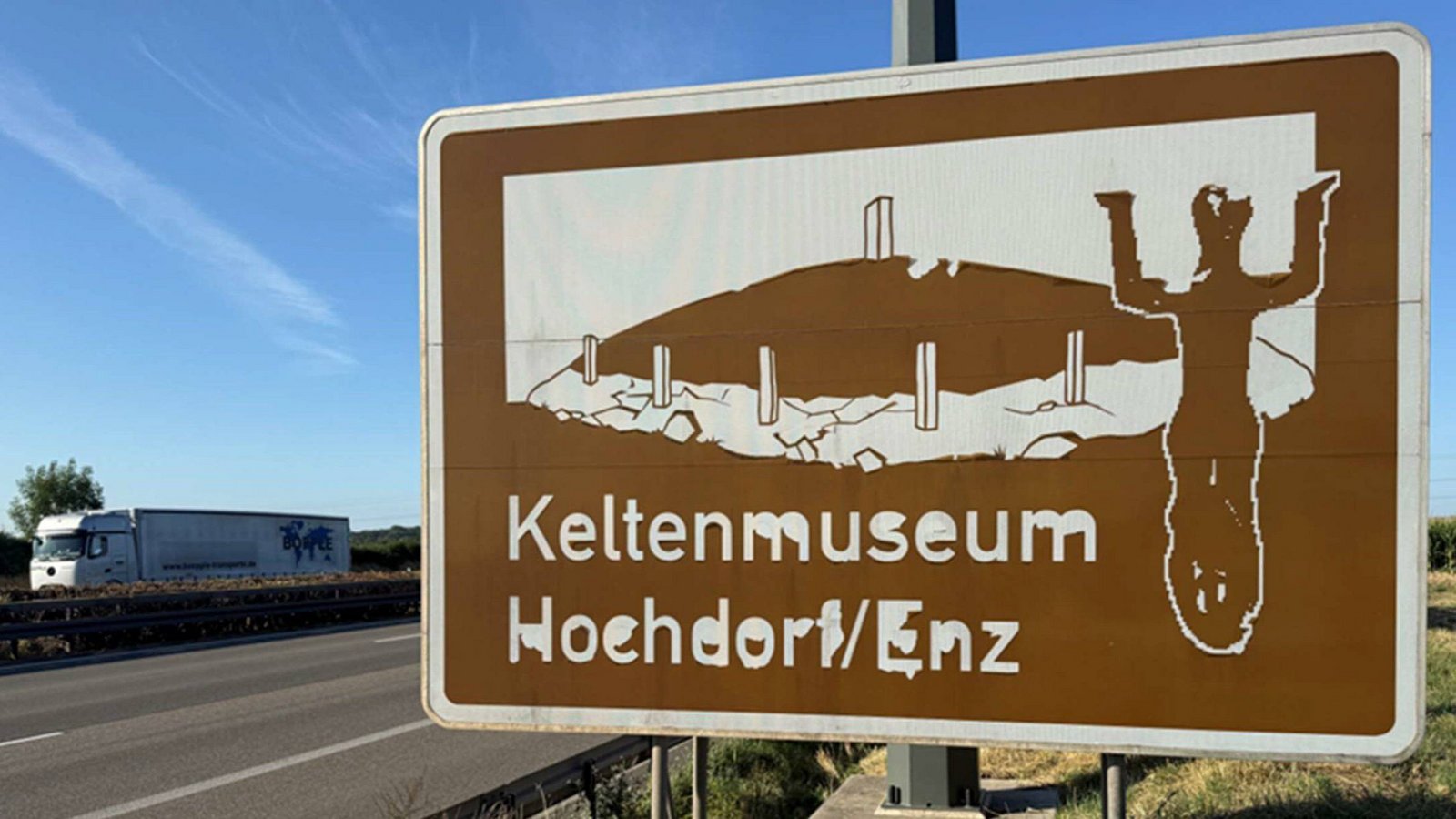 Die Schrift bröckelt und nach Angaben der Autobahn GmbH ist auch die Standfestigkeit der Hinweisschilder gefährdet. Foto: Willing Die Schrift bröckelt und nach Angaben der Autobahn GmbH ist auch die Standfestigkeit der Hinweisschilder gefährdet. Foto: Willing