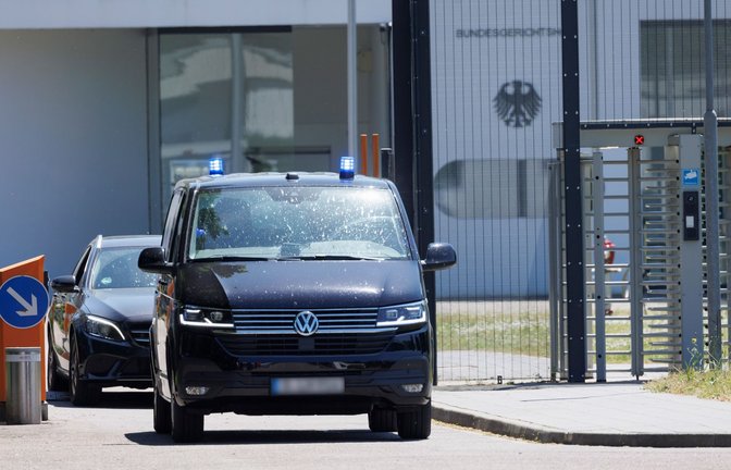 Zivilfahrzeuge mit Blaulicht verlassen das Gelände der Dienststelle Rintheimer Querallee des Bundesgerichtshofs in Karlsruhe.<span class='image-autor'>Foto: dpa/Julian Rettig</span>