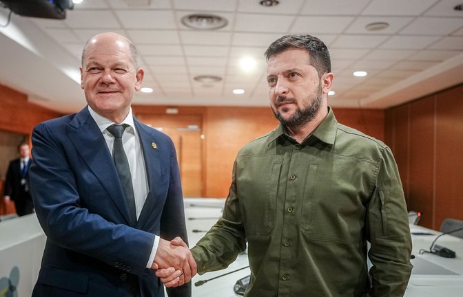 Bundeskanzler Olaf Scholz und der ukrainische Präsident Wolodymyr Selenskyj zeigen sich einträchtig.<span class='image-autor'>Foto: dpa/Kay Nietfeld</span>