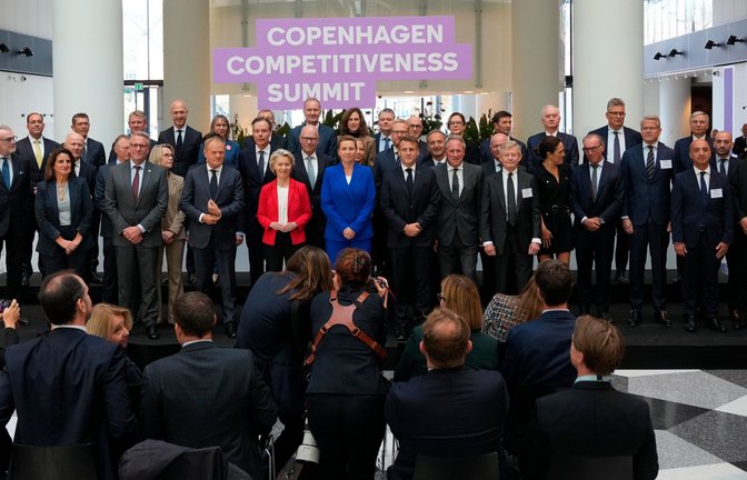 Gruppenbild mit Damen: Die Präsidentin der Europäischen Kommission, Ursula von der Leyen (rot), und  Dänemarks Premierministerin Mette Frederiksen (blau) im Kreise europäischer Staats- und Regierungschefs.<span class='image-autor'>Foto: dpa/AP/Sebastian Elias Uth/Ritzau Scanp</span>