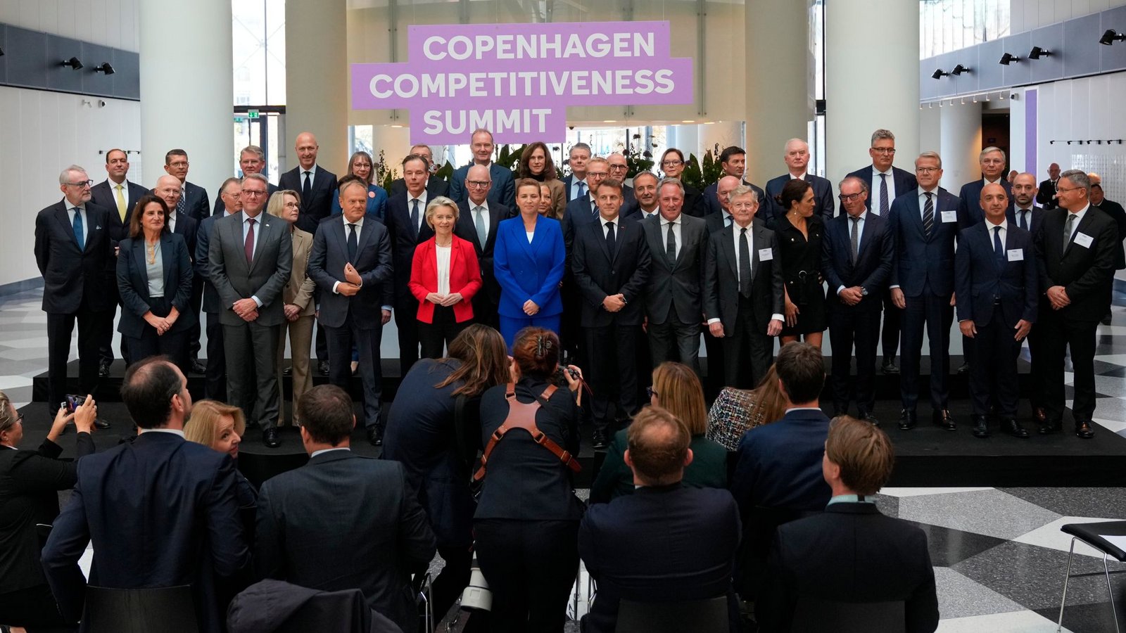 Gruppenbild mit Damen: Die Präsidentin der Europäischen Kommission, Ursula von der Leyen (rot), und  Dänemarks Premierministerin Mette Frederiksen (blau) im Kreise europäischer Staats- und Regierungschefs.Foto: dpa/AP/Sebastian Elias Uth/Ritzau Scanp