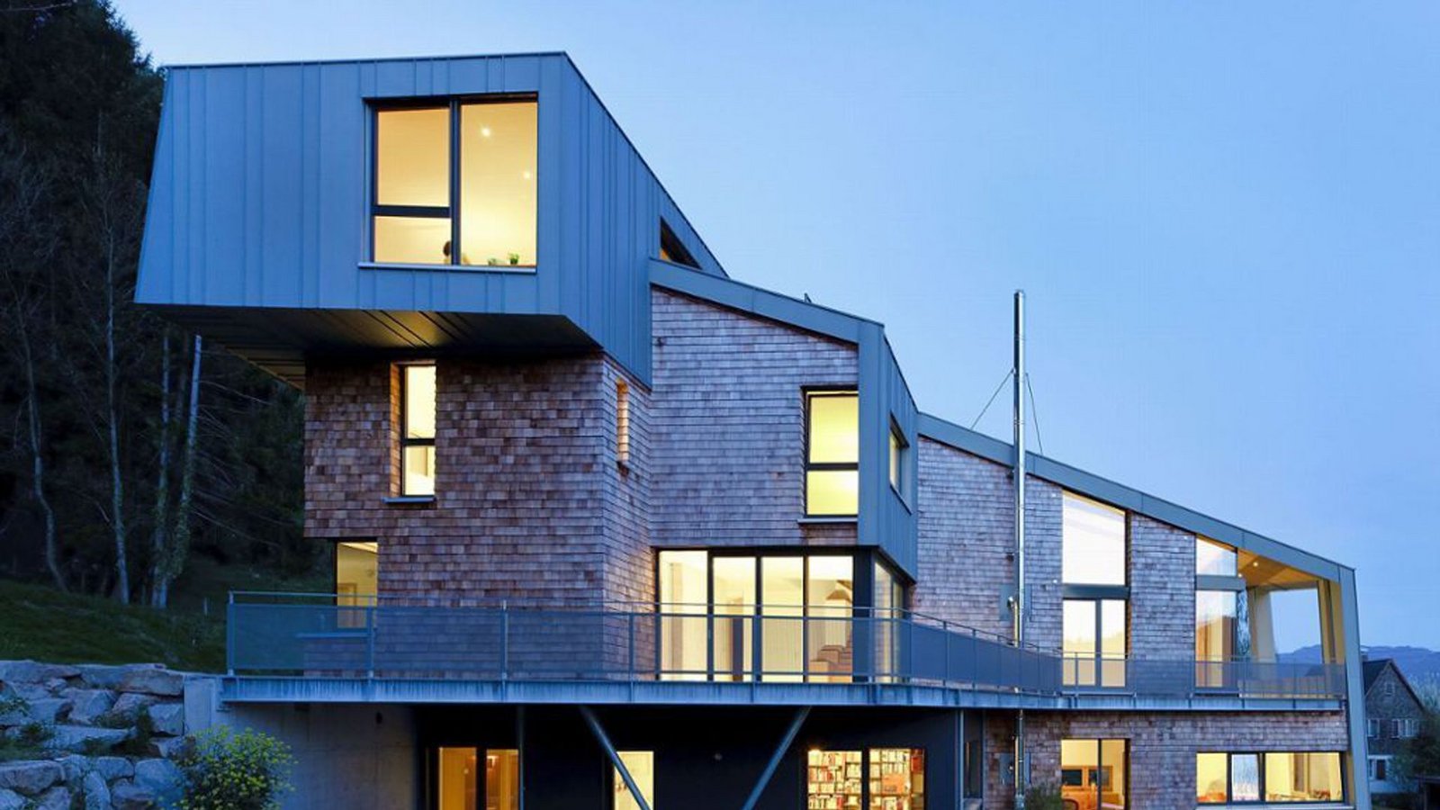 Wo fängt das Dach an, wo beginnt die Fassade? Die ausgezeichnete Neuinterpretation des traditionellen Schwarzwaldhauses in Freiburg direkt am Waldrand beeindruckt durch eine spannungsreiche Formensprache. Im unteren Geschoss ist eine Wohnung, das Dachgeschoss ist ebenfalls als kleines Apartment abtrennbar. „Wir haben uns von alten Schwarzwaldhäusern inspirieren lassen“, sagt der aus dem Schwarzwald stammende Architekt Johannes Kraus von Archipel Architekten in Wien. „Wir fanden, es wäre spannend, die Historie neu zu beleben.“Foto: Rupert Steiner