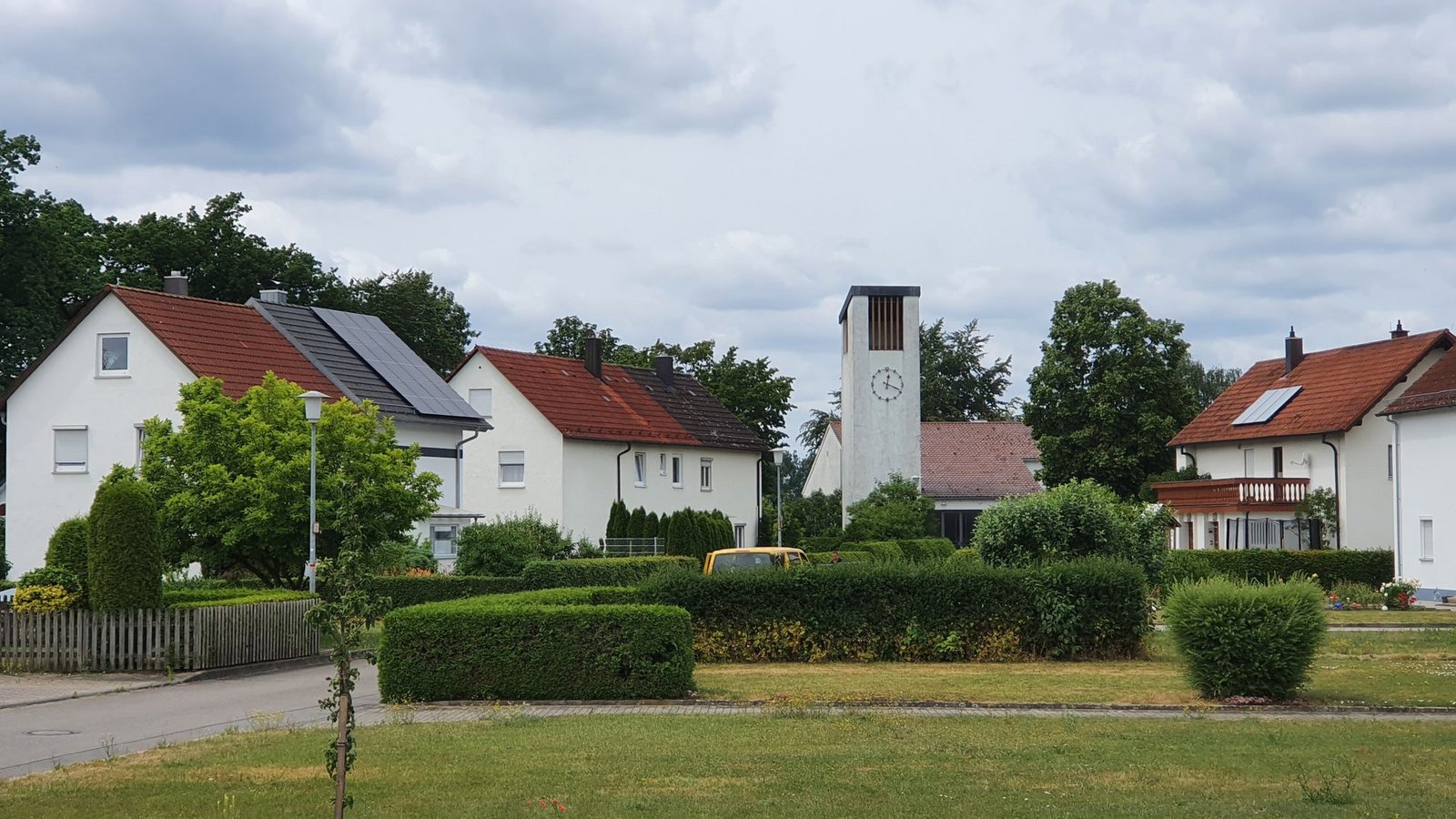 Die schlichte weiß getünchte Kirche im Riedlinger Wohngebiet Eichenau ist ein Fall für den Verfassungsschutz geworden.Foto: /Wein