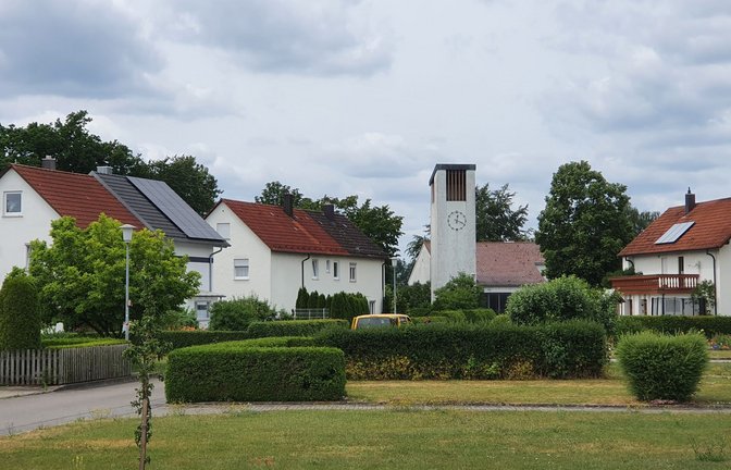 Die schlichte weiß getünchte Kirche im Riedlinger Wohngebiet Eichenau ist ein Fall für den Verfassungsschutz geworden.<span class='image-autor'>Foto: /Wein</span>