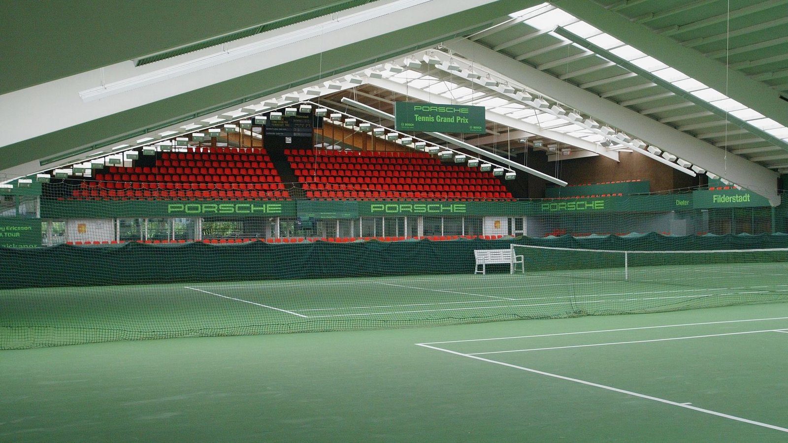 Die Tennishalle von Filderstadt hatte ausgedient. Heute ist auf der Anlage im Weilerhau eine Sprungbude beheimatet.Foto: Baumann
