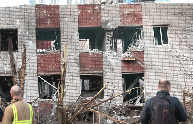 Infolge eines russischen Raketenangriffs auf einen Kindergarten und eine Hochschule sind in der ukrainischen Großstadt Dnipro mehrere Menschen, darunter auch Kinder, verletzt worden.<span class='image-autor'>Foto: -/https://photonew.ukrinform.com/ Ukrinform/dpa</span>