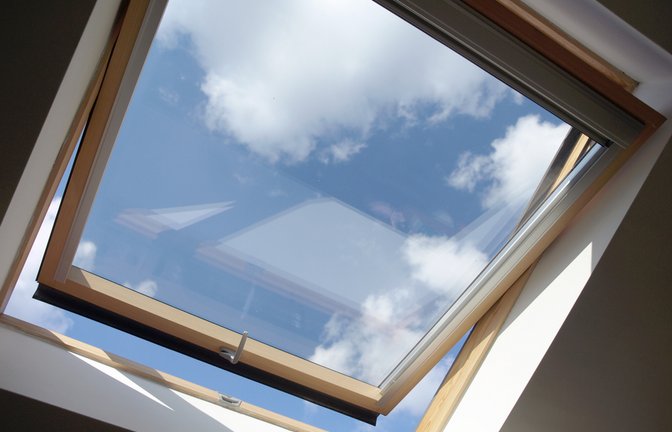 Nicht alle Dachfenster lassen sich zur Reinigung nach innen drehen.<span class='image-autor'>Foto: Finecki / shutterstock.com</span>
