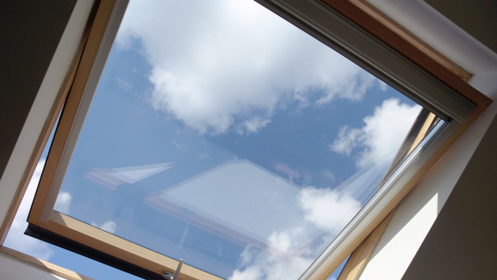 Nicht alle Dachfenster lassen sich zur Reinigung nach innen drehen.Foto: Finecki / shutterstock.com