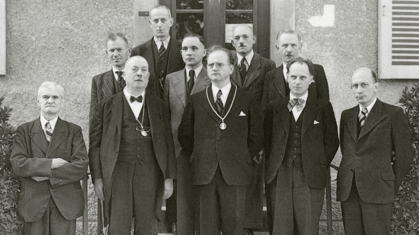 Der Weiler Gemeinderat 1946 mit Rudolf Kraus (mit Kette links) und Peter Hartmann (mit Kette rechts) 
Foto: 
Stadtarchiv Weil am Rhein, KempeFoto: &nbsp;