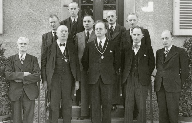 Der Weiler Gemeinderat 1946 mit Rudolf Kraus (mit Kette links) und Peter Hartmann (mit Kette rechts) 
Foto: 
Stadtarchiv Weil am Rhein, Kempe<span class='image-autor'>Foto: &nbsp;</span>