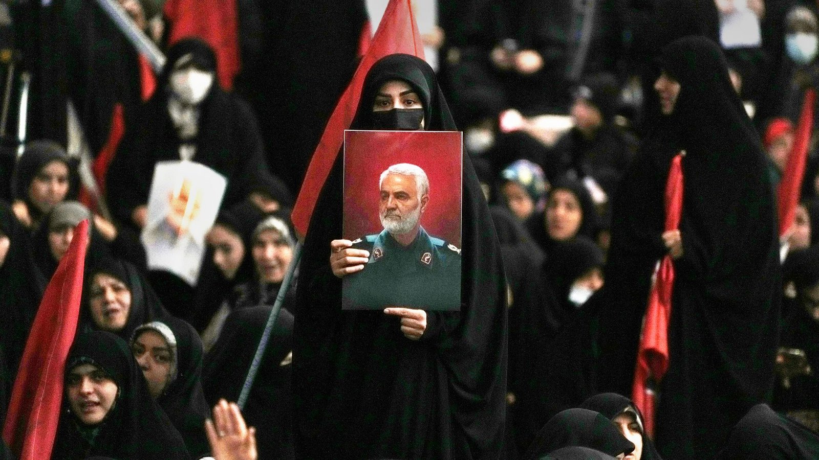 Eine Frau zeigt während einer Gedenkfeier in der großen Imam-Khomeini-Moschee in Teheran ein Bildnis des 2020 im Irak getöteten Qassem Soleimani.Foto: Vahid Salemi/AP/Vahid Salemi Eine Frau zeigt während einer Gedenkfeier in der großen Imam-Khomeini-Moschee in Teheran ein Bildnis des 2020 im Irak getöteten Qassem Soleimani.Foto: Vahid Salemi/AP/Vahid Salemi