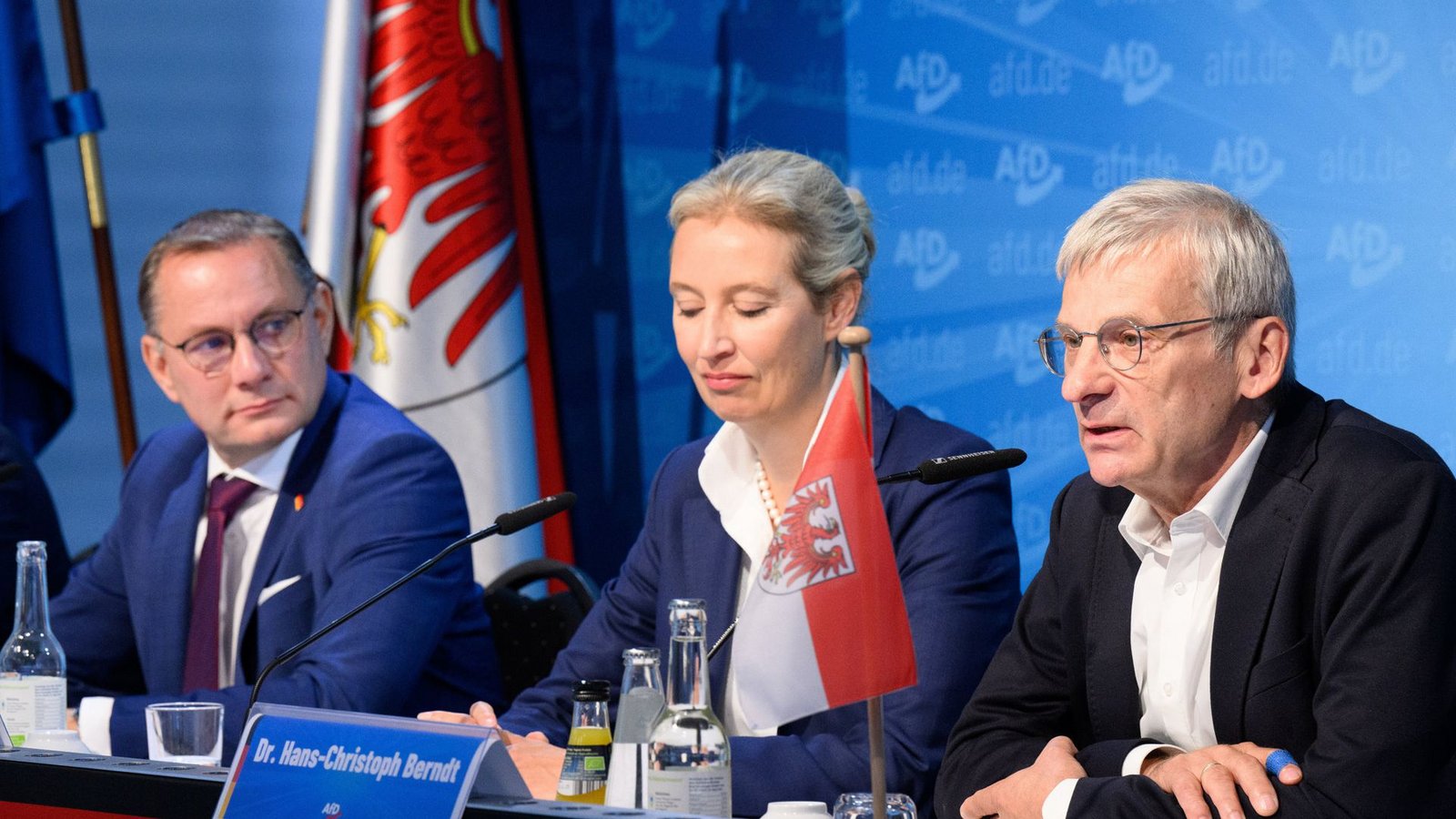 Die Bundesvorsitzenden der AfD, Tino Chrupalla (rechts) und Alice Weidel sowie die Spitzenkandidat in Brandenburg, Hans-Christoph Berndt (rechts), am Tag nach der Wahl.Foto: dpa/Bernd von Jutrczenka Die Bundesvorsitzenden der AfD, Tino Chrupalla (rechts) und Alice Weidel sowie die Spitzenkandidat in Brandenburg, Hans-Christoph Berndt (rechts), am Tag nach der Wahl.Foto: dpa/Bernd von Jutrczenka