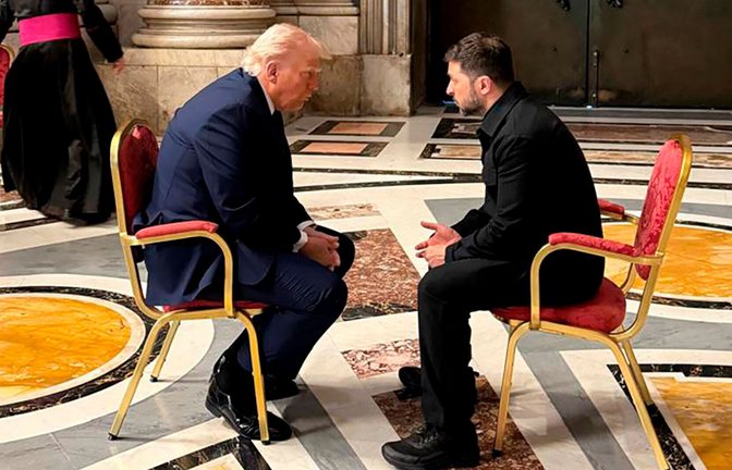 Der ukrainische Präsident Wolodymyr Selenskyj und US-Staatsoberhaupt Donald Trump haben sich am Rande der Beisetzung von Papst Franziskus unterhalten.<span class='image-autor'>Foto: AP/picture alliance/dpa/Ukrainian Presidential Press Service/Uncredited</span>