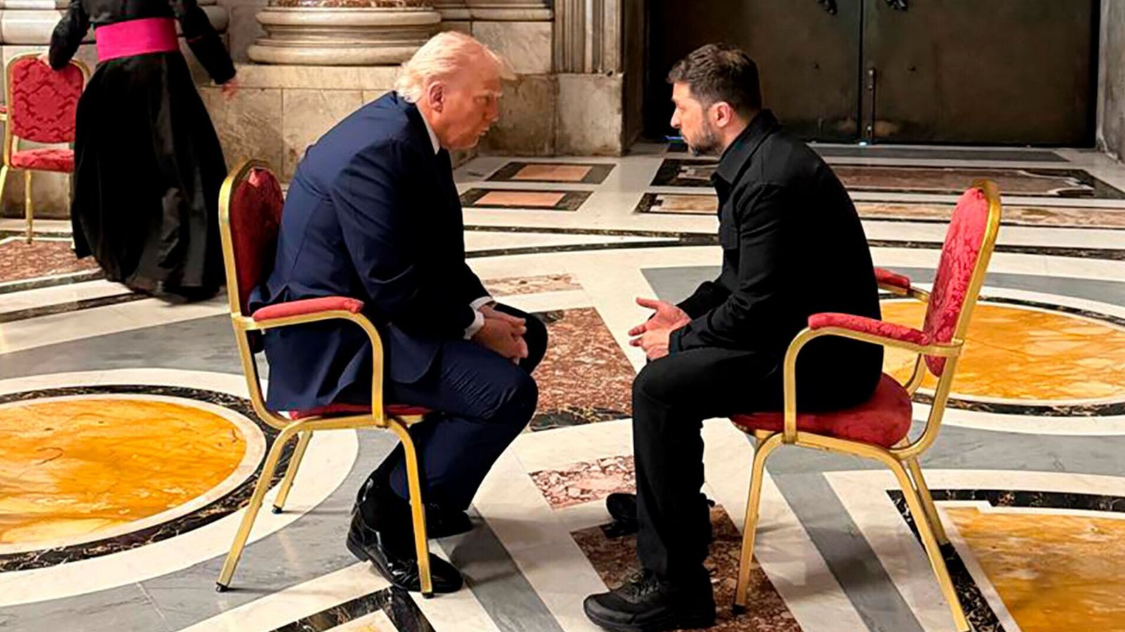 Der ukrainische Präsident Wolodymyr Selenskyj und US-Staatsoberhaupt Donald Trump haben sich am Rande der Beisetzung von Papst Franziskus unterhalten.Foto: AP/picture alliance/dpa/Ukrainian Presidential Press Service/Uncredited Der ukrainische Präsident Wolodymyr Selenskyj und US-Staatsoberhaupt Donald Trump haben sich am Rande der Beisetzung von Papst Franziskus unterhalten.Foto: AP/picture alliance/dpa/Ukrainian Presidential Press Service/Uncredited