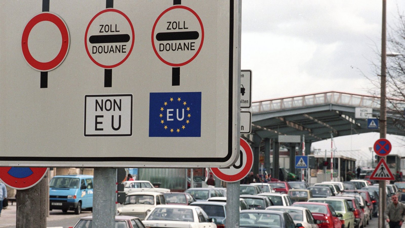 An der Grenze zu Polen waren lange Staus vor dem Beitritt zum Schengen-raum an der Tagesordnung.Foto: dpa An der Grenze zu Polen waren lange Staus vor dem Beitritt zum Schengen-raum an der Tagesordnung.Foto: dpa