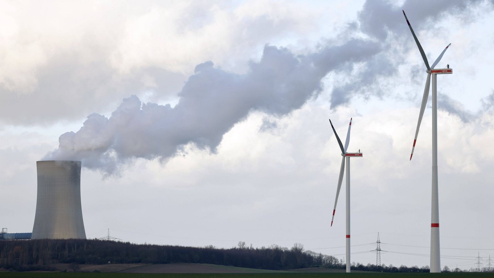 Solar- und Windkraftanlagen sind laut der IEA mittlerweile „fast überall“ günstiger als neue fossile Kraftwerke.Foto: IMAGO/Panama Pictures/IMAGO/Christoph Hardt Solar- und Windkraftanlagen sind laut der IEA mittlerweile „fast überall“ günstiger als neue fossile Kraftwerke.Foto: IMAGO/Panama Pictures/IMAGO/Christoph Hardt