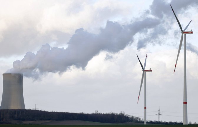 Solar- und Windkraftanlagen sind laut der IEA mittlerweile „fast überall“ günstiger als neue fossile Kraftwerke.<span class='image-autor'>Foto: IMAGO/Panama Pictures/IMAGO/Christoph Hardt</span>
