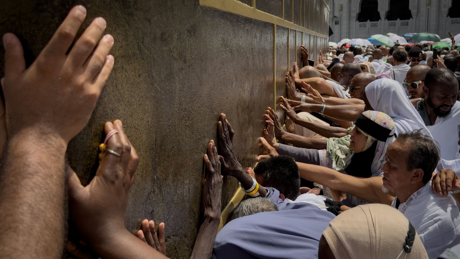 Muslimische Pilger berühren die Wände der Kaaba, dem kubischen Gebäude in der Großen Moschee, während der jährlichen Hadsch-Pilgerfahrt in Mekka.Foto: Altaf Qadri/AP/dpa