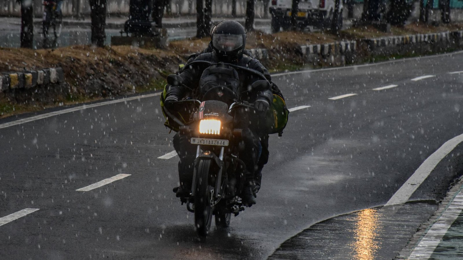 Wer im Winter mit dem Motorrad unterwegs ist, muss besonders vorsichtig sein (Symbolfoto).Foto: IMAGO/ZUMA Press Wire
