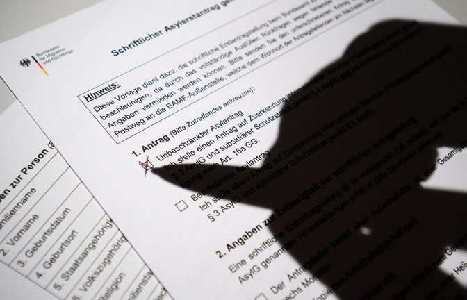 Die Zahl der Menschen, die erstmals in Deutschland einen Asylantrag stellen, geht weiter zurück. (Symbolbild)<span class='image-autor'>Foto: Julian Stratenschulte/dpa</span>
