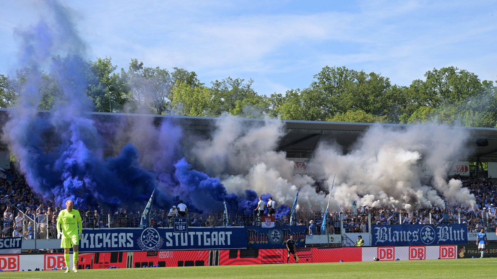 Kickers-Fans beim Pyro anzünden.Foto: IMAGO/Eibner Kickers-Fans beim Pyro anzünden.Foto: IMAGO/Eibner