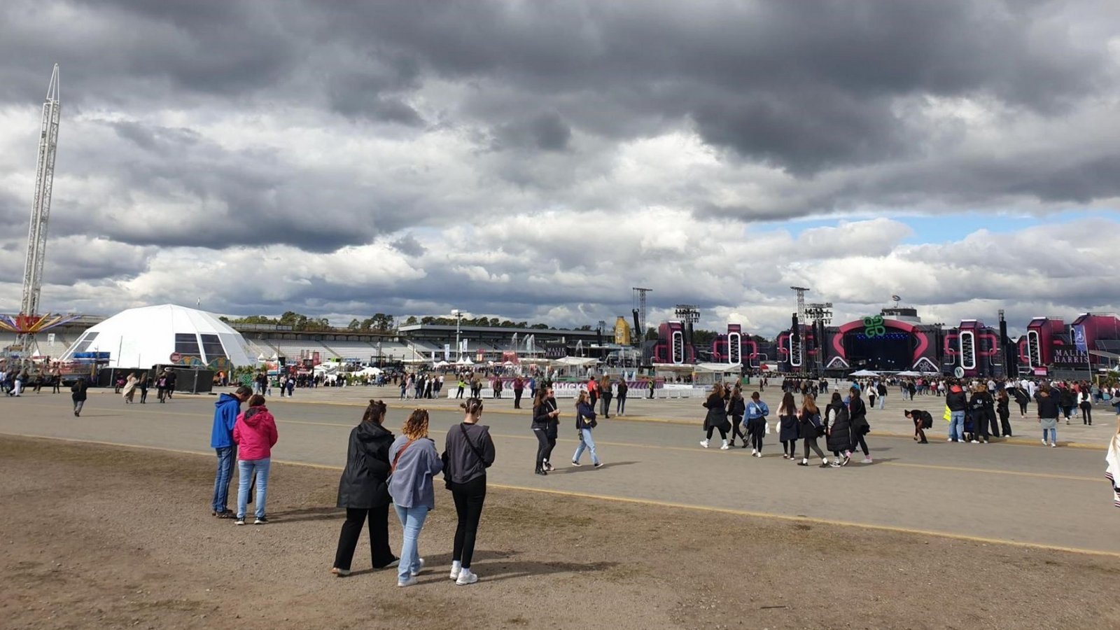 Die Euphoria-Stage (rechts) ist die, auf der die Headliner auftreten.Foto: Chiara Sterk Die Euphoria-Stage (rechts) ist die, auf der die Headliner auftreten.Foto: Chiara Sterk