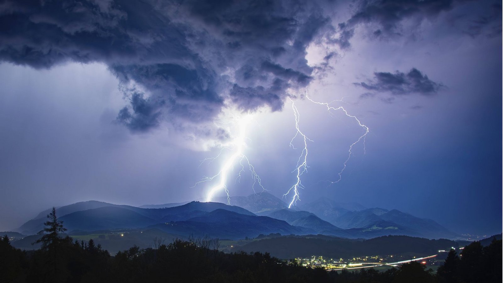 Blitze erhellen den Abendhoimmel bei einem heftigen Gewitter über Siegsdorf und dem Hochfelln in Chiemgauer Alpen in Bayern.Foto: Imago/Imagebroker Blitze erhellen den Abendhoimmel bei einem heftigen Gewitter über Siegsdorf und dem Hochfelln in Chiemgauer Alpen in Bayern.Foto: Imago/Imagebroker