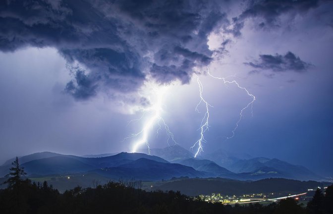 Blitze erhellen den Abendhoimmel bei einem heftigen Gewitter über Siegsdorf und dem Hochfelln in Chiemgauer Alpen in Bayern.<span class='image-autor'>Foto: Imago/Imagebroker</span>
