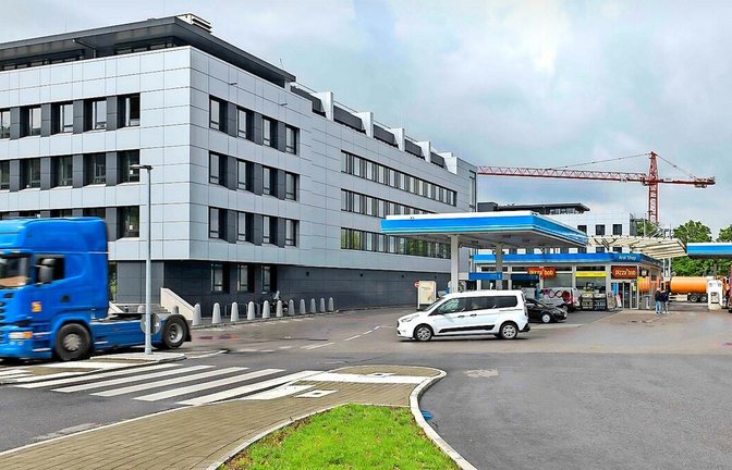 Der Autohof soll sein Gesicht verändern: Ein Neubau entlang der B10 entstehen und eine neue Wegeverbindung entlang eines Grünstreifens durchs Gelände führen.<span class='image-autor'>Foto: Lichtgut/Kovalenko</span>