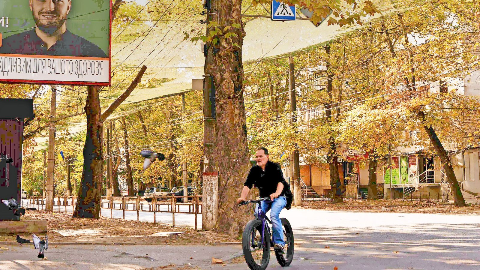 Die Menschen in Cherson versuchen irgendwie ihren Alltag zu leben – unter einem schützenden Netz, das die Straßen überspannt.
Fotos: Till MayerFoto: Die Menschen in Cherson versuchen irgendwie ihren Alltag zu leben – unter einem schützenden Netz, das die Straßen überspannt.
Fotos: Till MayerFoto: 