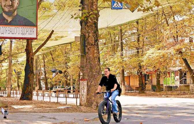 Die Menschen in Cherson versuchen irgendwie ihren Alltag zu leben – unter einem schützenden Netz, das die Straßen überspannt. 

Fotos: Till Mayer<span class='image-autor'>Foto: &nbsp;</span>