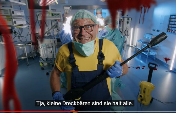 Hausmeister Manfred Reichstein verkörpert eine der beiden Hauptpersonen.<span class='image-autor'>Foto: YouTube/Universitätsklinikum Tübingen</span>