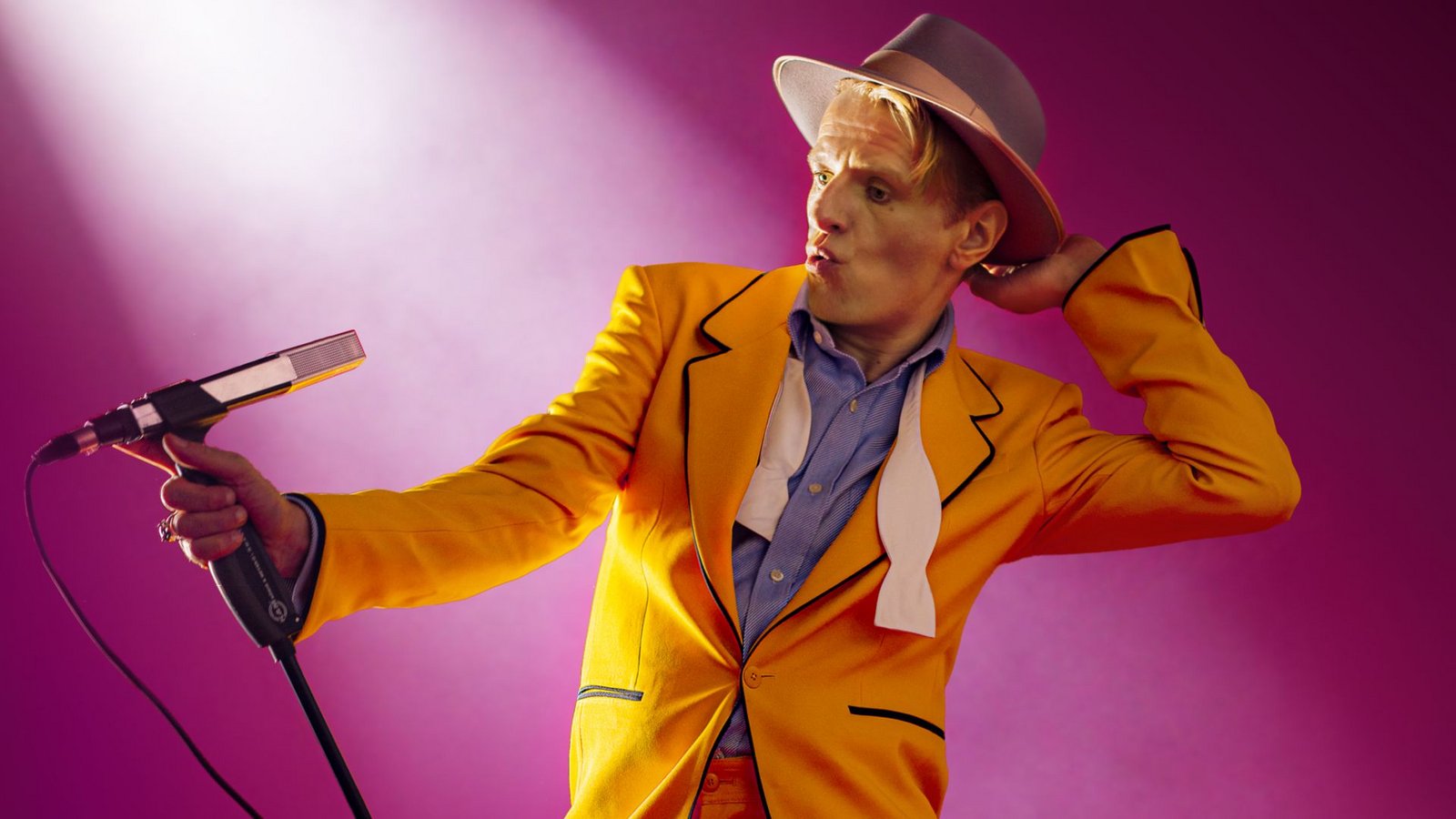 Alexander Scheer legt Wert auf die Feststellung, dass er in seinem David-Bowie-Programm nicht als David Bowie, sondern als Alexander Scheer auf der Bühne steht.Foto: Veranstalter/Luna Tscharnt