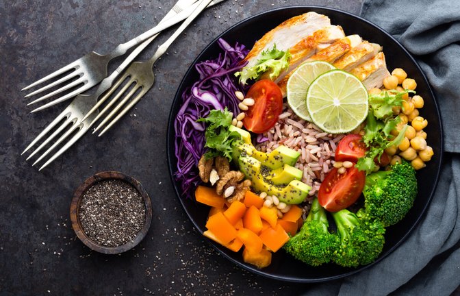 Schnell und viel abnehmen mit der OMAD-Methode. Ist das überhaupt gesund? Das sollten Sie über die Diät wissen.<span class='image-autor'>Foto: Sea Wave / Shutterstock.com</span>