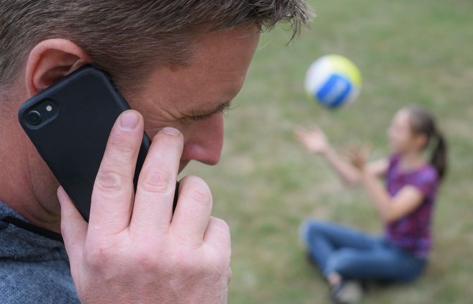 Vielleicht organisiert dieser Vater gerade den nächsten Kinderarzttermin.<span class='image-autor'>Foto: picture alliance/dpa/Patrick Pleul</span>