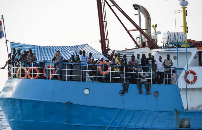 Gerettet: die Iuventa bei einem ihrer Rettungseinsätze.<span class='image-autor'>Foto: AFP/Andreas Solaro</span>