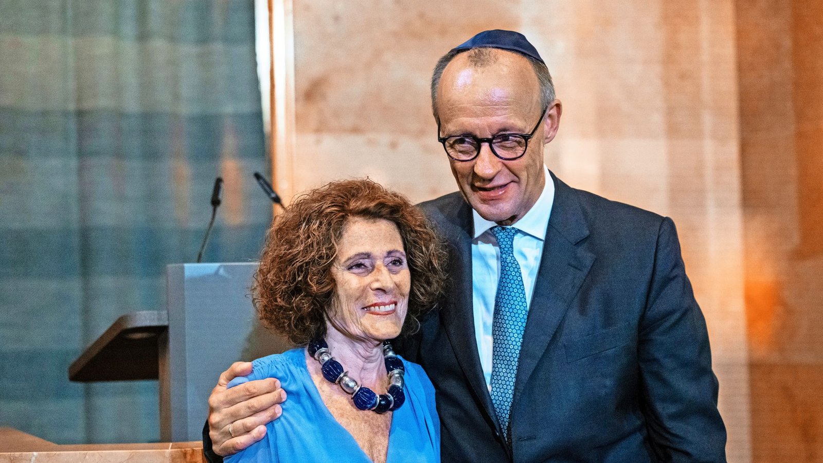 Rachel Salamander und Friedrich Merz zeigen sich tief bewegt.Foto: Rachel Salamander und Friedrich Merz zeigen sich tief bewegt.Foto: 