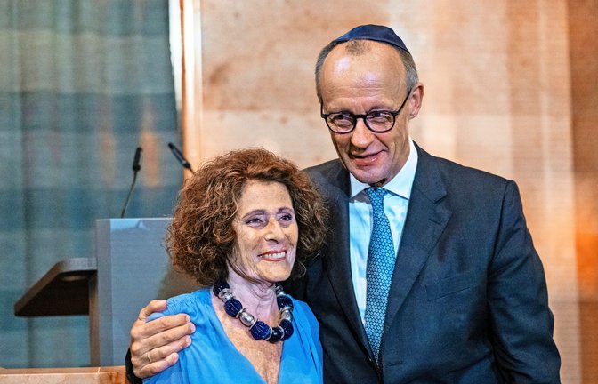 Rachel Salamander  und Friedrich Merz zeigen sich tief  bewegt.<span class='image-autor'>Foto: &nbsp;</span>
