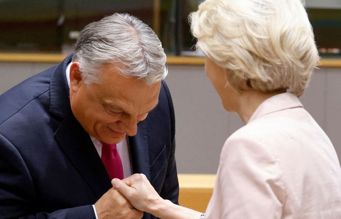Viktor Orban kann auch charmant sein – hier beim Handkuss mit Kommissionschefin Ursula von der Leyen.<span class='image-autor'>Foto: AFP/LUDOVIC MARIN</span>