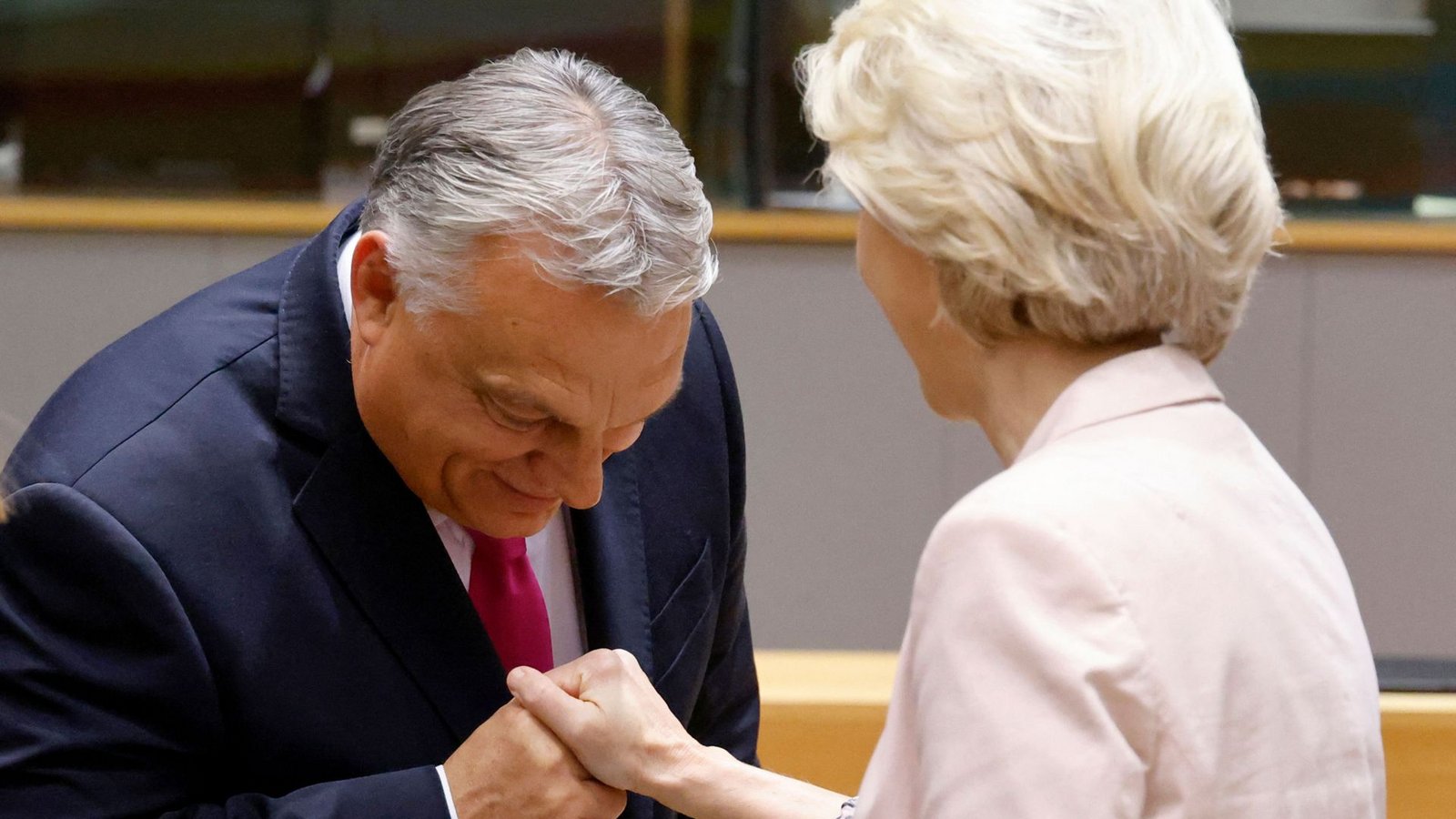Viktor Orban kann auch charmant sein – hier beim Handkuss mit Kommissionschefin Ursula von der Leyen.Foto: AFP/LUDOVIC MARIN