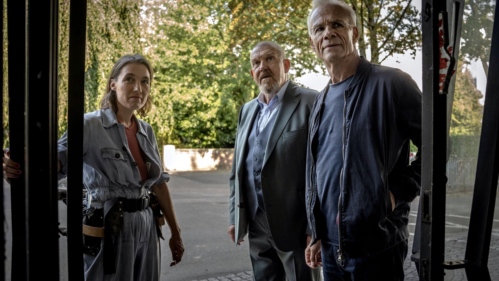Eva Krüger (Katja Bürkle) zeigt den Kommissaren Freddy Schenk (Dietmar Bär, Mi.) und Max Ballauf (Klaus J. Behrendt), dass man ohne große Anstrengungen ins Interimsgebäude der Kölner Oper gelangen kann.Foto: WDR/Thomas Kost