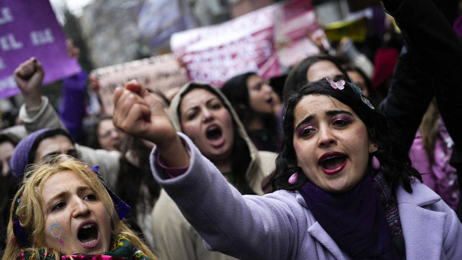 In Instanbul (Türkei) rufen Frauen Parolen bei einer Kundgebung.Foto: dpa/Khalil Hamra In Instanbul (Türkei) rufen Frauen Parolen bei einer Kundgebung.Foto: dpa/Khalil Hamra