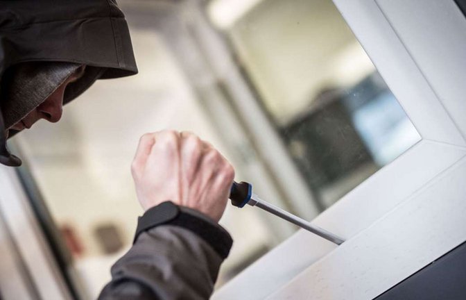 Der Unbekannte hebelte die Tür des Hauses auf. (Symbolbild)<span class='image-autor'>Foto: dpa</span>